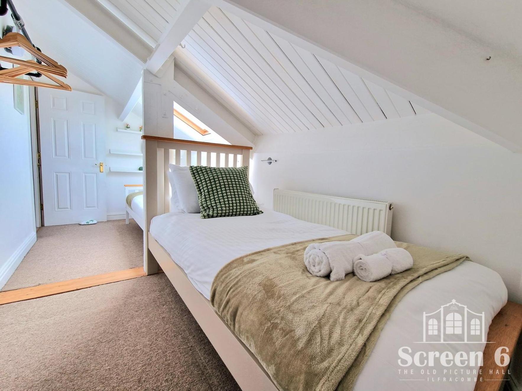 4 Bedroom 'screen6' By Tunnels Beaches In A Historic Building Apartment