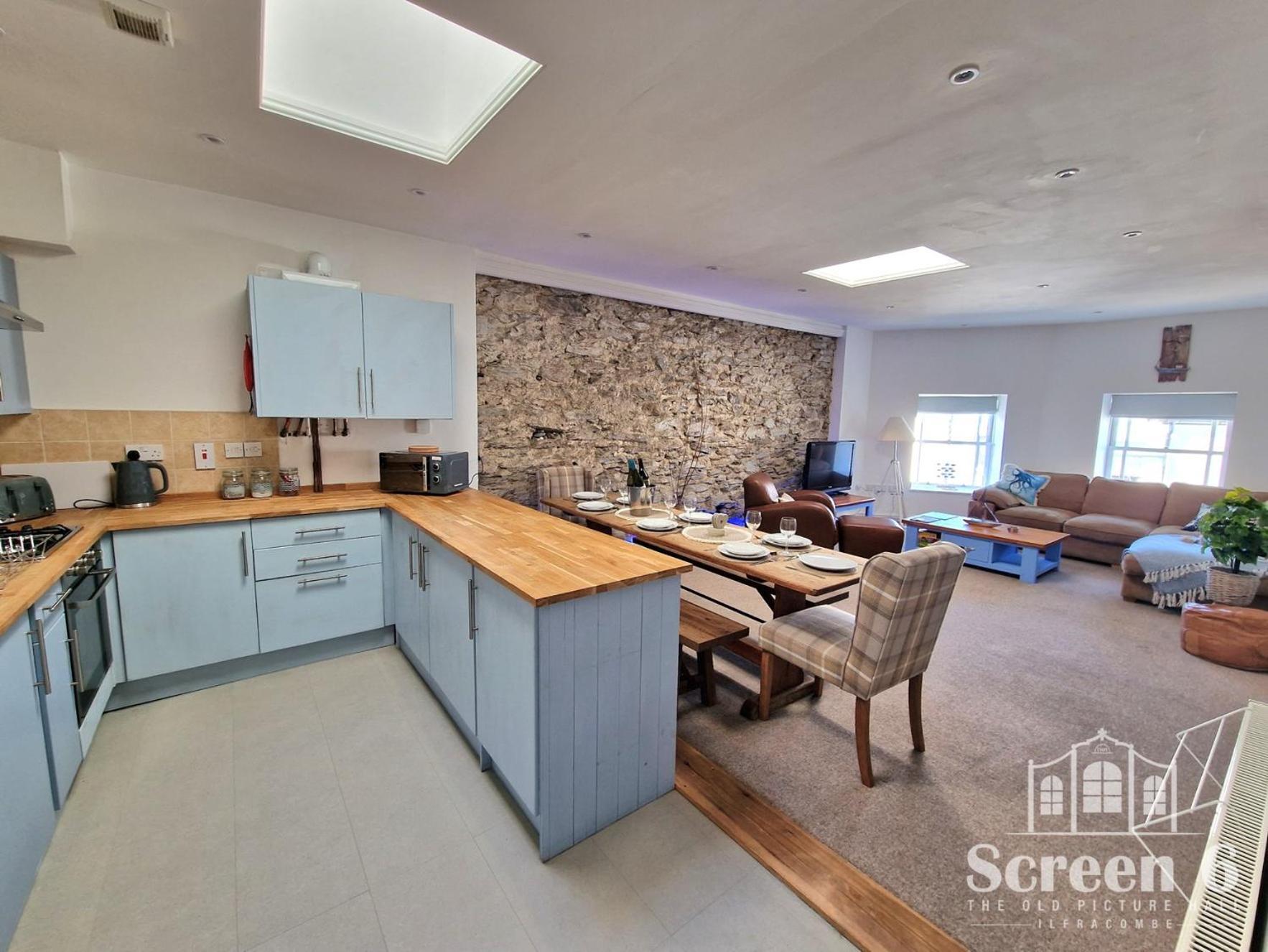 Apartment 4 Bedroom 'screen6' By Tunnels Beaches In A Historic Building *