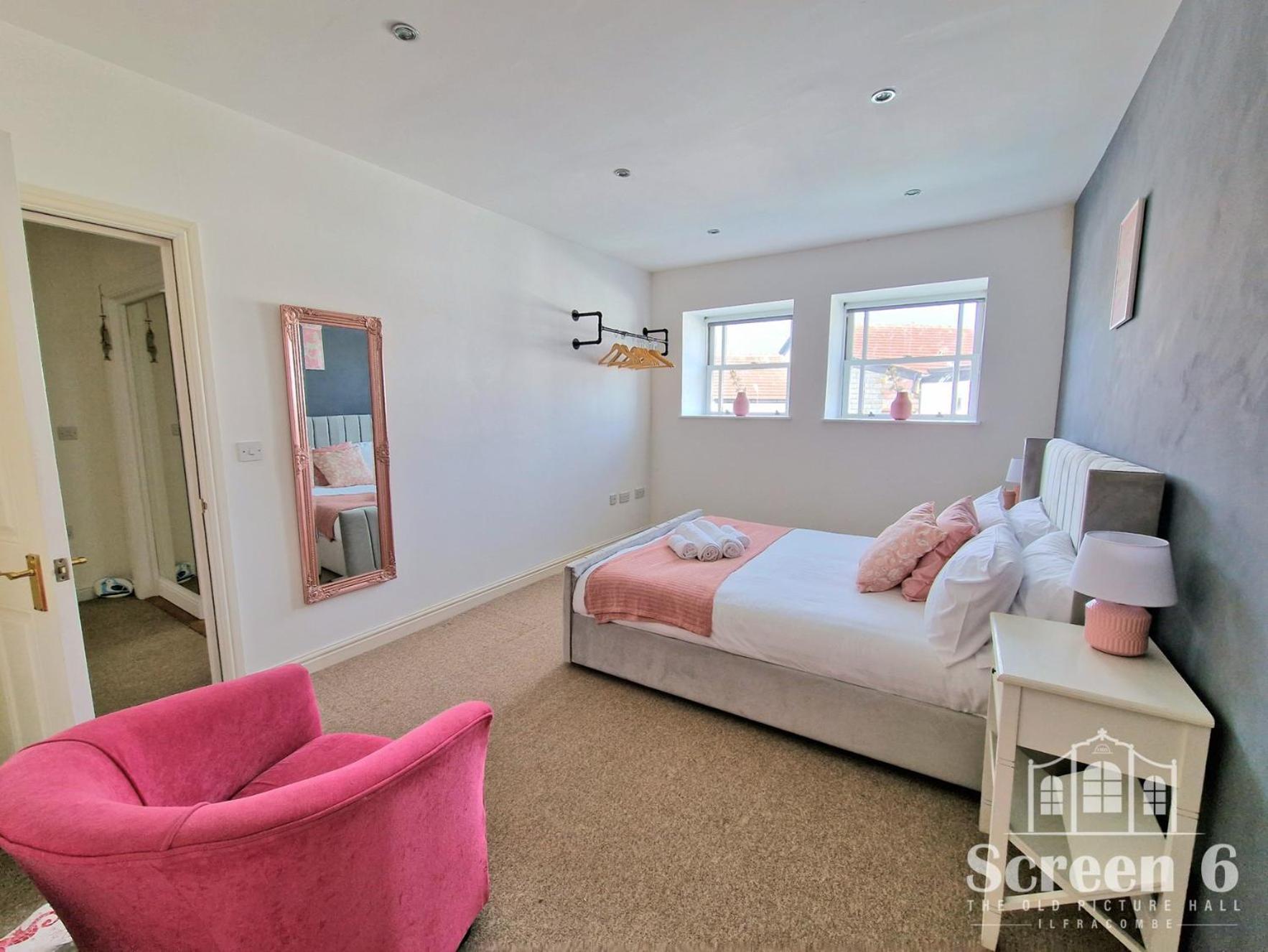 4 Bedroom 'screen6' By Tunnels Beaches In A Historic Building *
