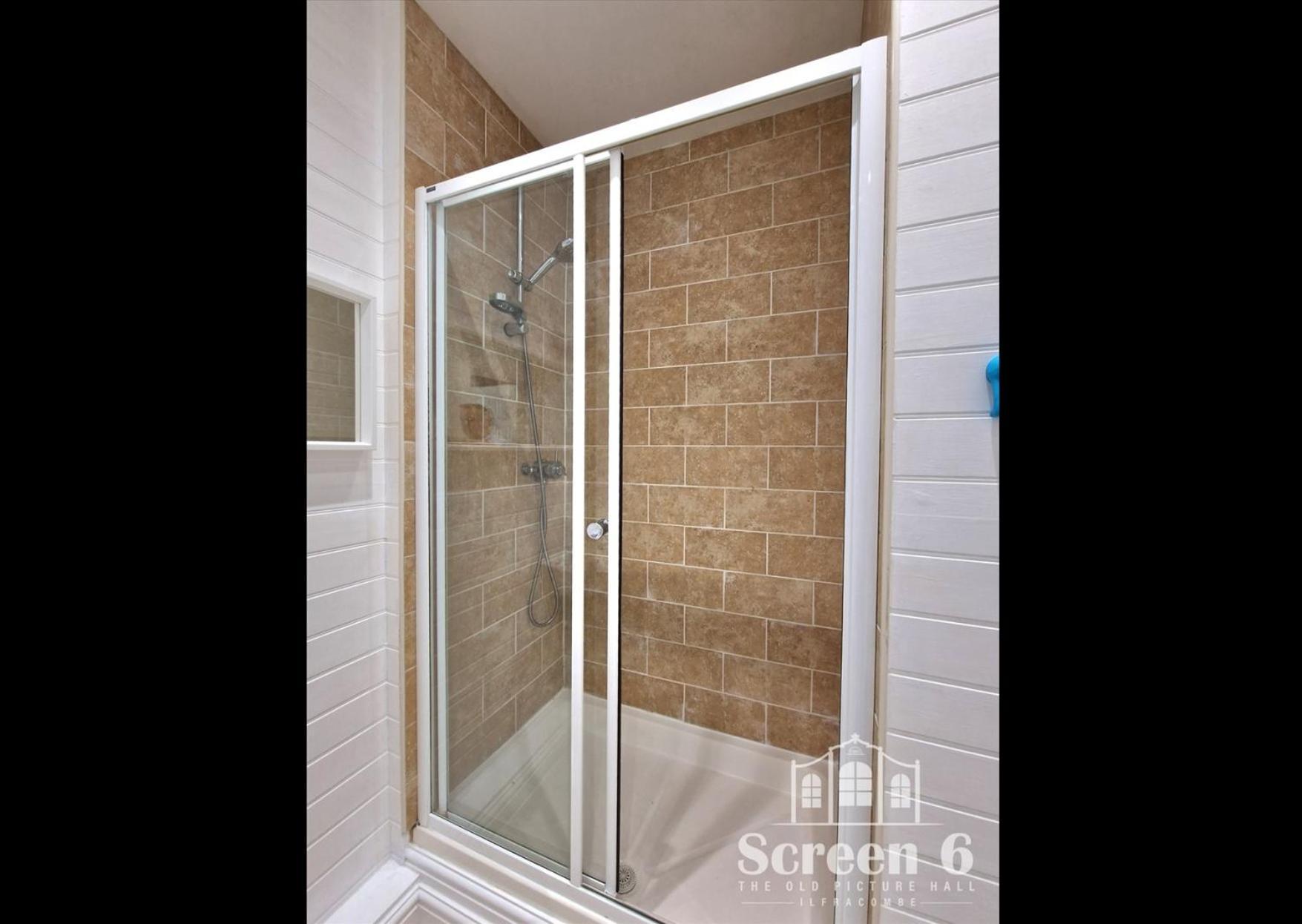 4 Bedroom 'screen6' By Tunnels Beaches In A Historic Building *