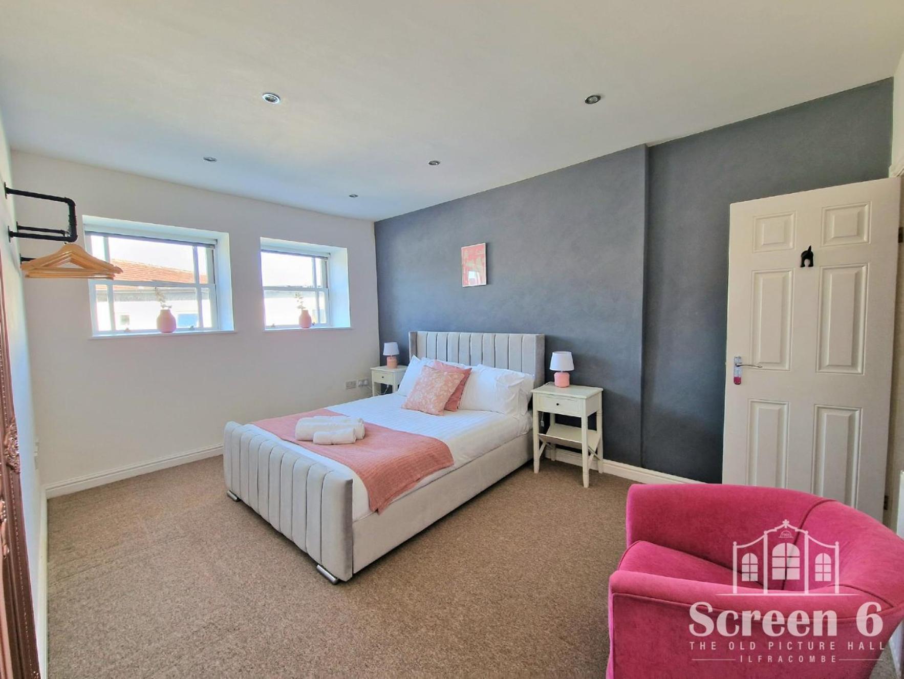 Apartment 4 Bedroom 'screen6' By Tunnels Beaches In A Historic Building