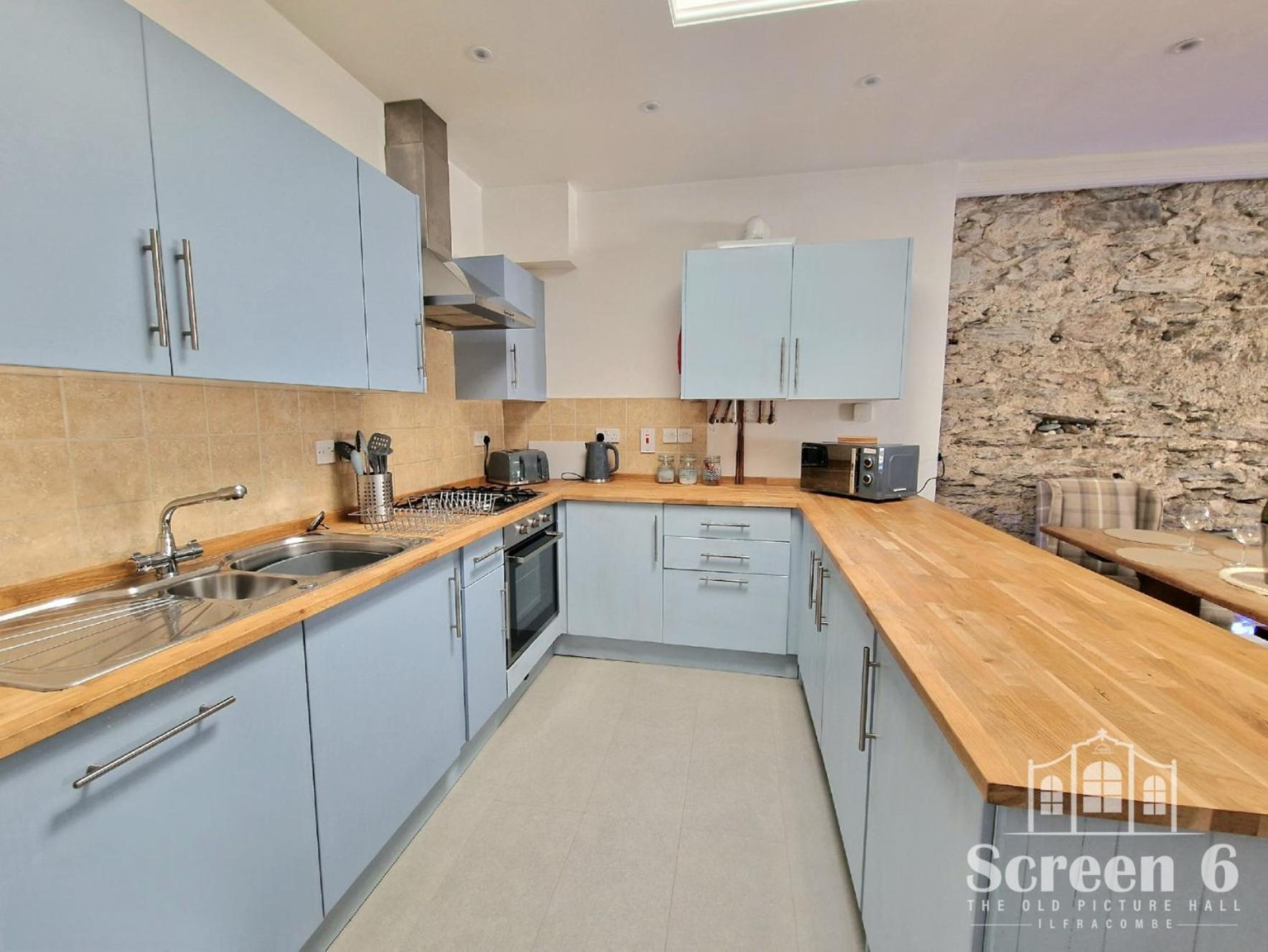 4 Bedroom 'screen6' By Tunnels Beaches In A Historic Building Apartment