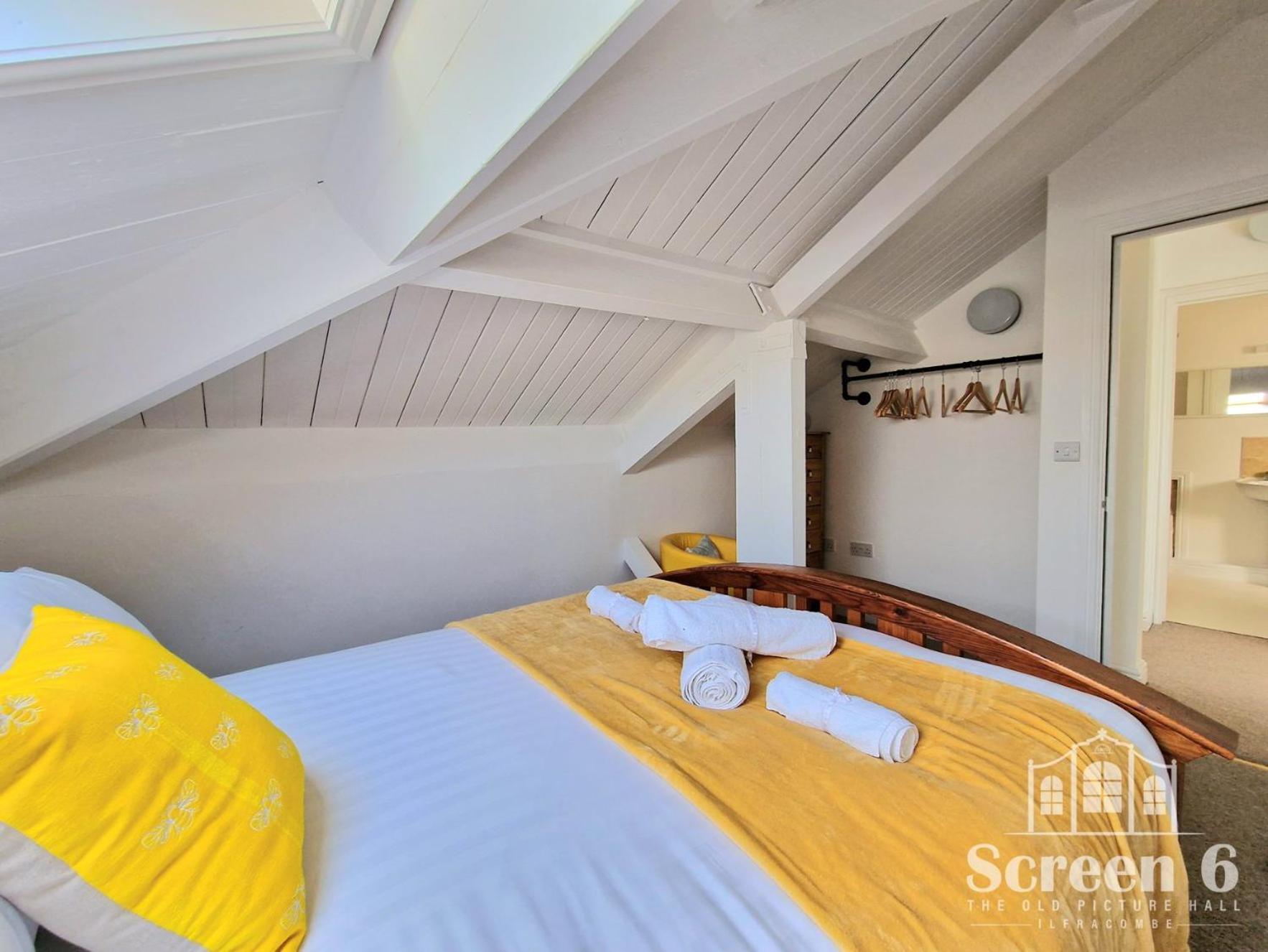 Apartment 4 Bedroom 'screen6' By Tunnels Beaches In A Historic Building *