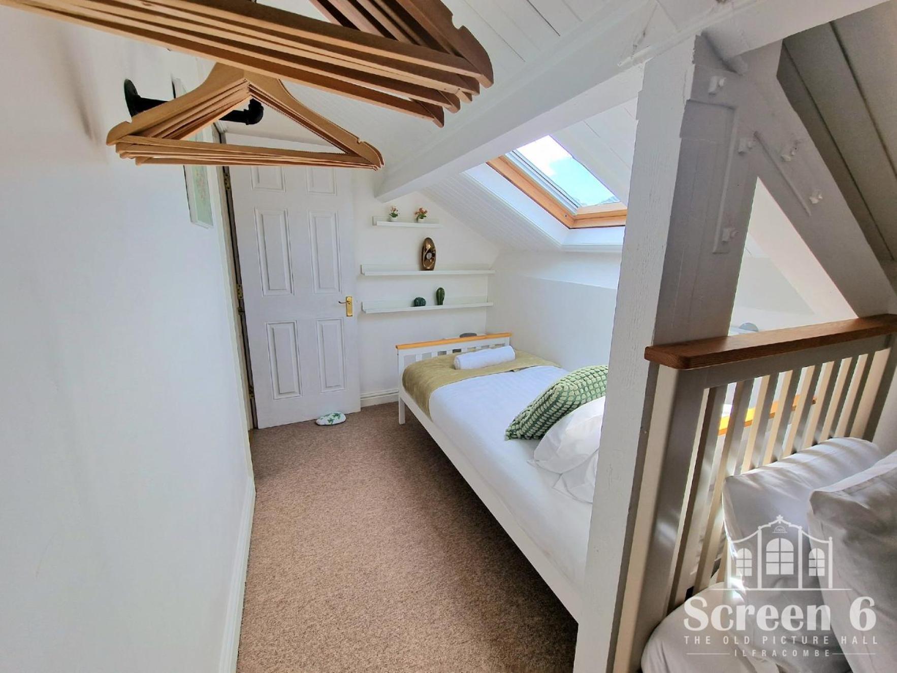 4 Bedroom 'screen6' By Tunnels Beaches In A Historic Building Apartment Ilfracombe