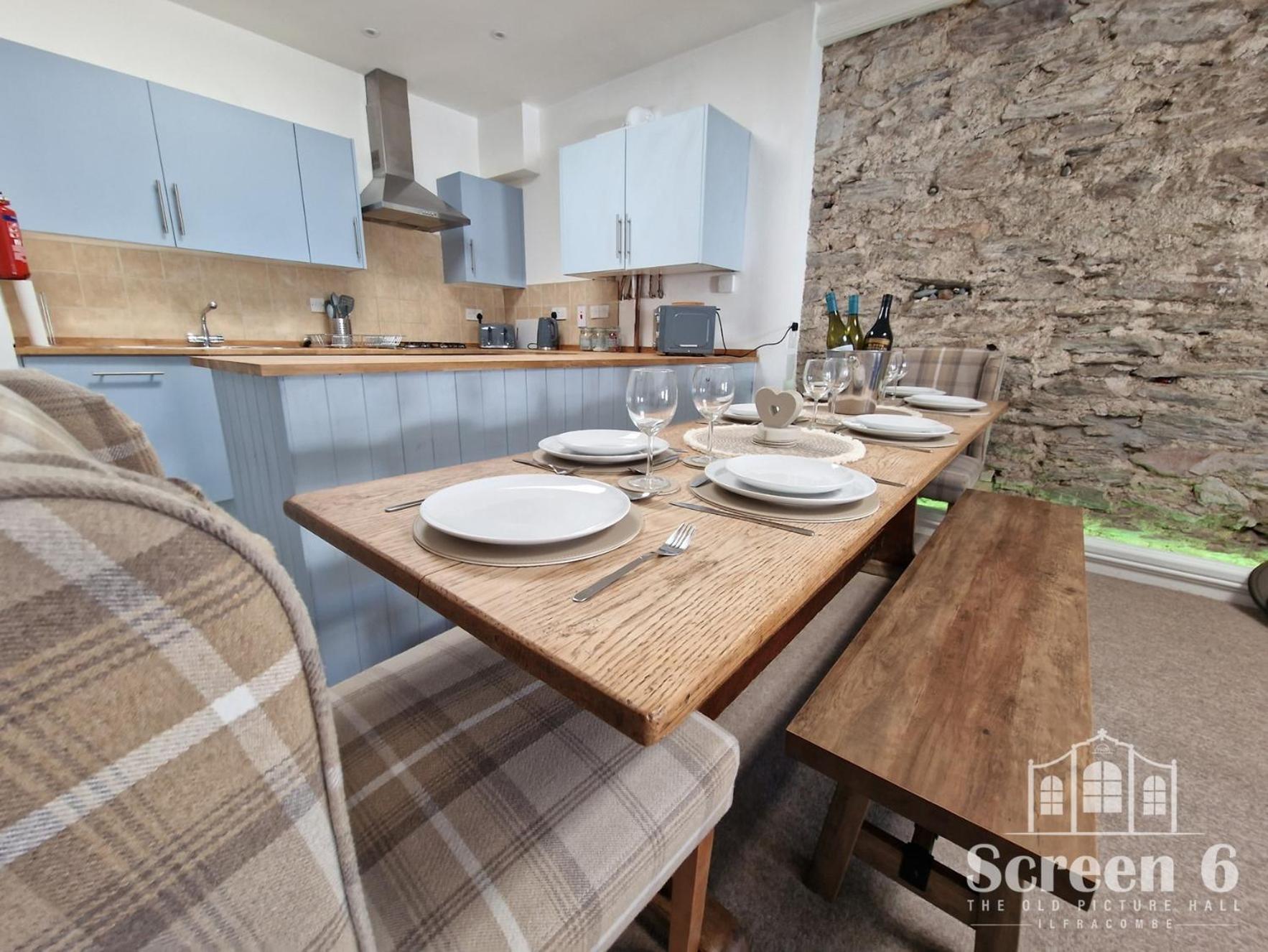 4 Bedroom 'screen6' By Tunnels Beaches In A Historic Building Apartment *