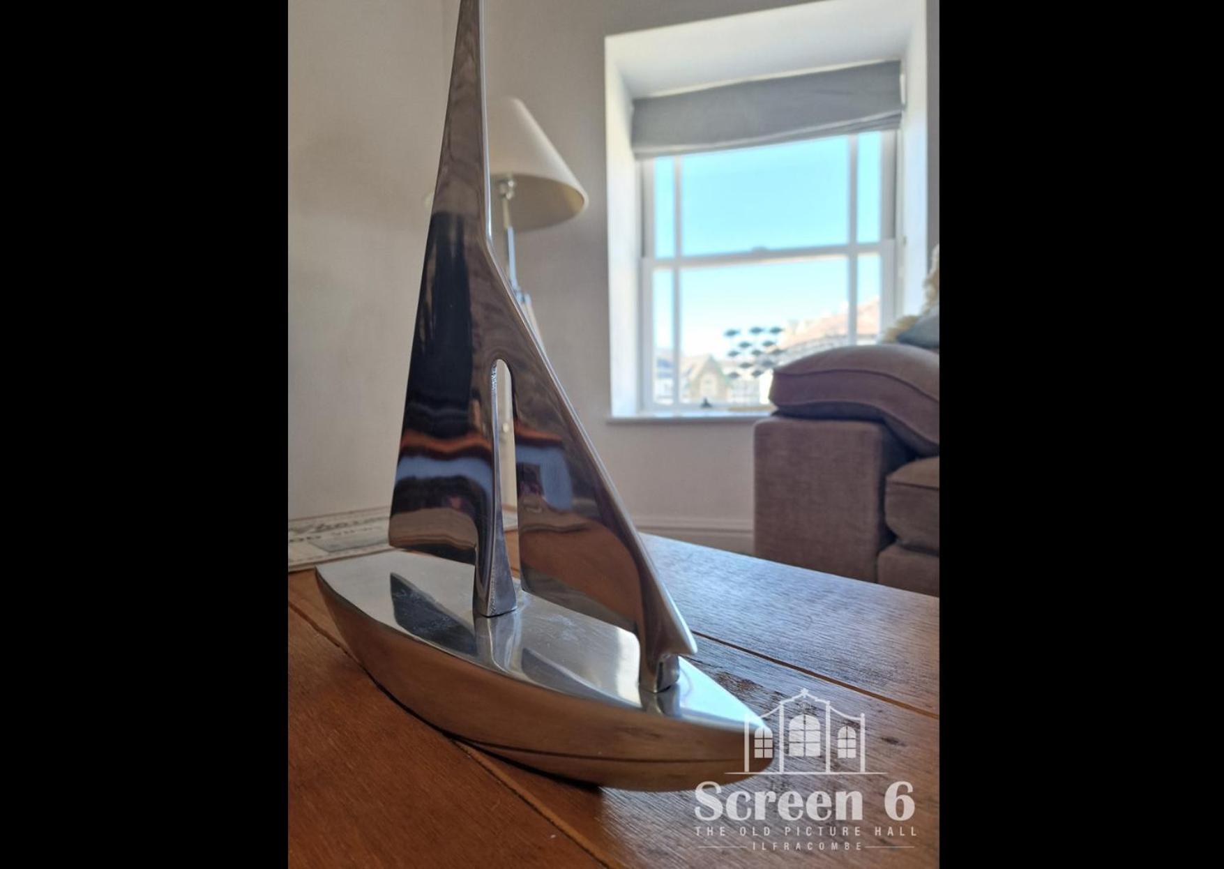 4 Bedroom 'screen6' By Tunnels Beaches In A Historic Building Apartment